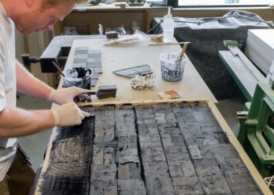Praktikant Morten Bøgel laver mosaik m. moseeg